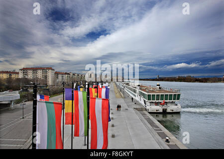 Der Wiener Hafen in der Nähe von Reichsbrueke, Donau, Österreich. Stockfoto