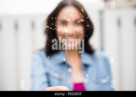 Hispanic Frau Holding Wunderkerze Stockfoto