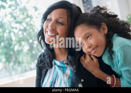 Mutter und Tochter umarmt Stockfoto