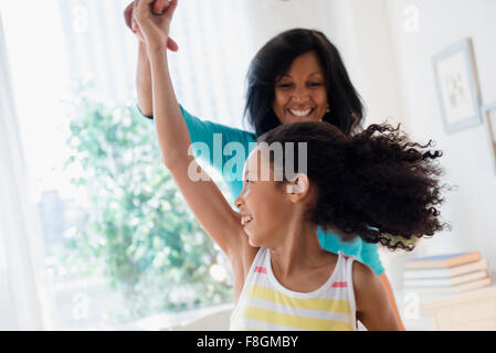Mutter und Tochter tanzen Stockfoto