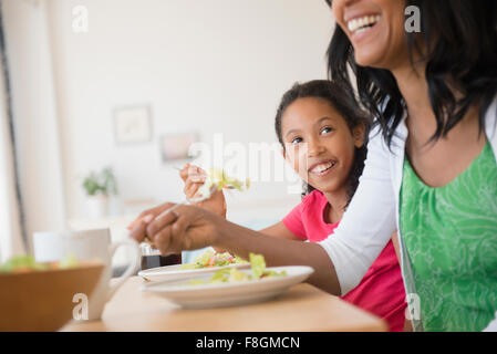 Mutter und Tochter essen Salat Stockfoto