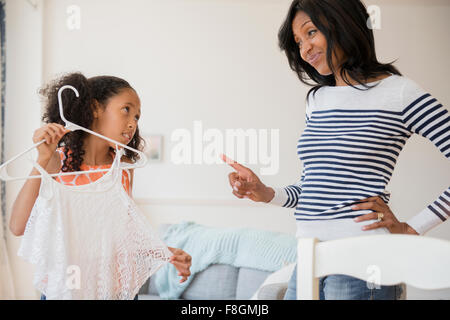 Tochter Mutter missbilligenden shirt Stockfoto