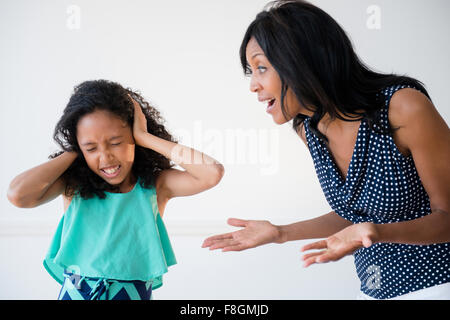 Ignorieren schreien Mutter Tochter Stockfoto