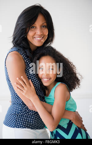 Mutter und Tochter umarmt Stockfoto