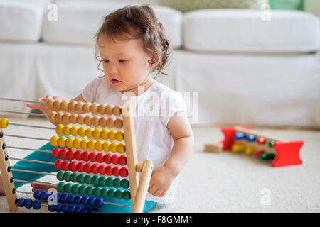 Gemischte Rassen Babymädchen spielen mit abacus Stockfoto