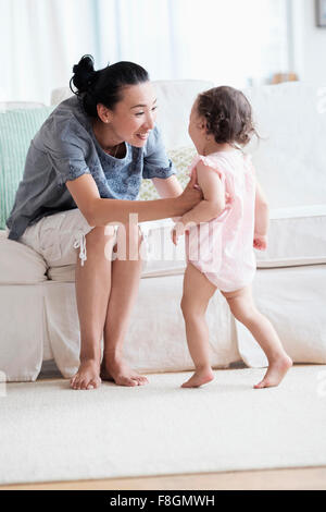 Mutter und Baby Tochter im Wohnzimmer Stockfoto