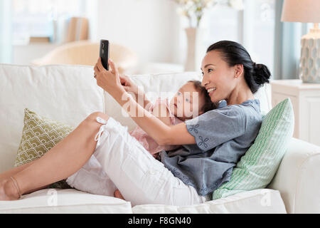 Mutter nehmen Selfie mit Tochter Stockfoto