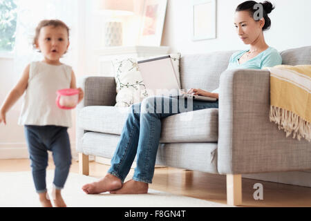 Mit Laptop ignorieren Tochter Mutter Stockfoto