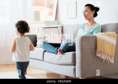 Mit Laptop ignorieren Tochter Mutter Stockfoto