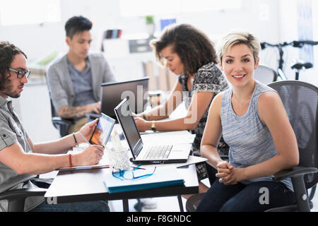 Geschäftsfrau, die lächelnd in treffen Stockfoto