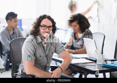 Geschäftsmann lächelnd in treffen Stockfoto