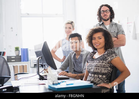 Geschäftsleute, die lächelnd im Büro Stockfoto