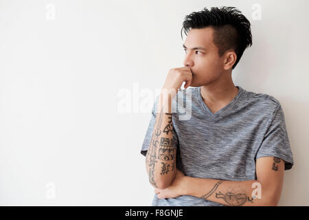 Asiatischer Mann denken Stockfoto