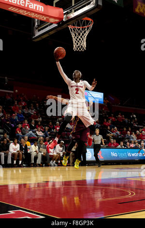 Piscataway, New Jersey, USA. 9. Dezember 2015. Rutgers Guard, KAHLEAH Kupfer (2), fährt in den Korb gegen Iona in einem Spiel bei der Rutgers Athletic Center in Piscataway, New Jersey. © Joel Plummer/ZUMA Draht/Alamy Live-Nachrichten Stockfoto