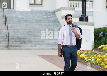 Indischer Geschäftsmann mit digital-Tablette auf Bürgersteig Stockfoto