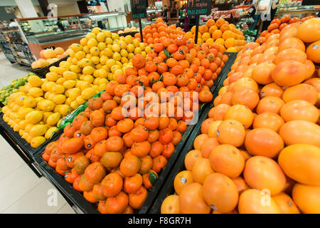 Dubai - 8. August 2014: Dubai Supermarkt Waitrose am 8. August in Dubai, VAE. Dubai Supermarkt Waitrose ist der größte Supermarkt Stockfoto