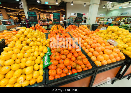 Dubai - 8. August 2014: Dubai Supermarkt Waitrose am 8. August in Dubai, VAE. Dubai Supermarkt Waitrose ist der größte Supermarkt Stockfoto