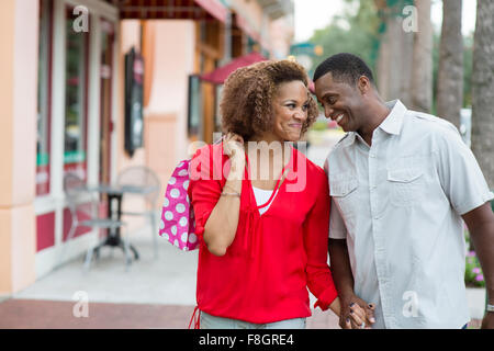 Paar Hand in Hand im freien Stockfoto