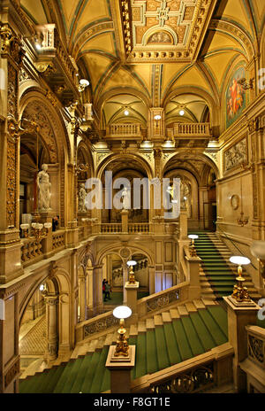 Die Haupttreppe in der Staatsoper (Staatsoper) Wien, Österreich. Stockfoto