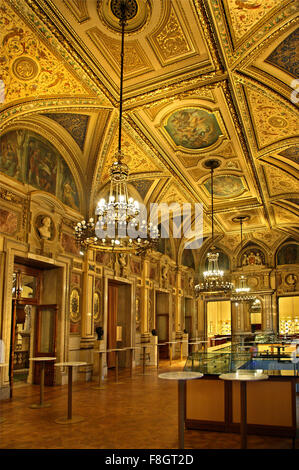 Das schöne Foyer des State Opera House (Staatsoper) Wien, Österreich. Stockfoto