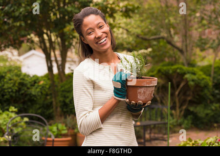 Afrikanische amerikanische Frau, die im Garten im Hinterhof Stockfoto