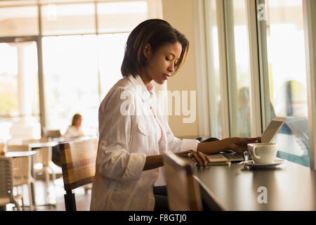 Afroamerikanische Frau mit Laptop im café Stockfoto