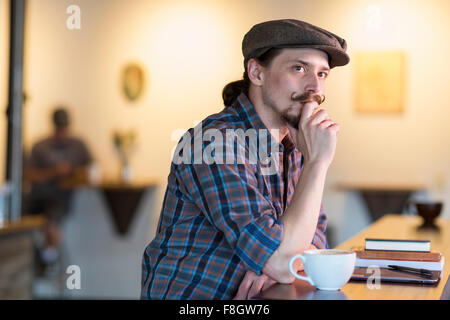 Kaukasischen Mann denken im café