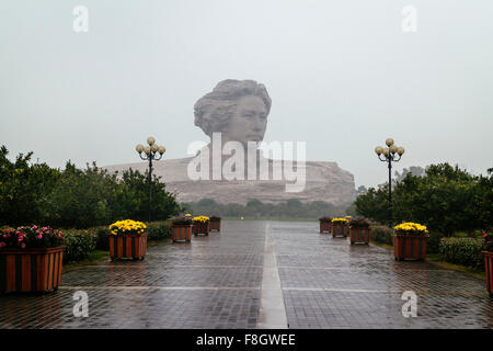 Changsha, Hunan Provinz, China - der Blick auf die Statue von Mao Zedong auf der Orange-Insel. Stockfoto