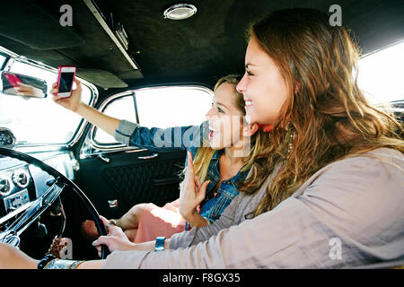 Die Selfie in Oldtimer Freunde Stockfoto