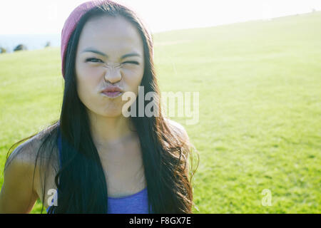 Asiatische Frau Grimasse im freien Stockfoto