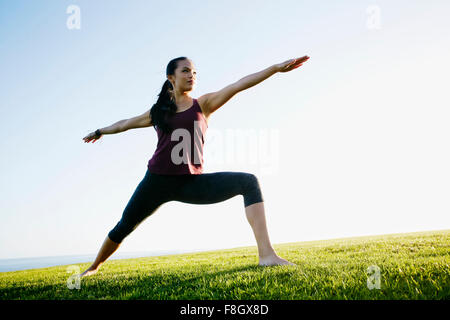 Asiatische Frau praktizieren Yoga im freien Stockfoto