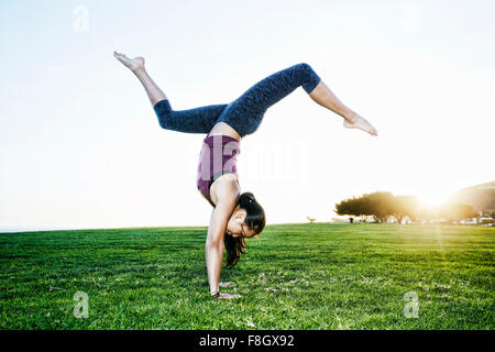 Asiatische Frau praktizieren Yoga im freien Stockfoto