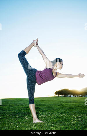 Asiatische Frau praktizieren Yoga im freien Stockfoto