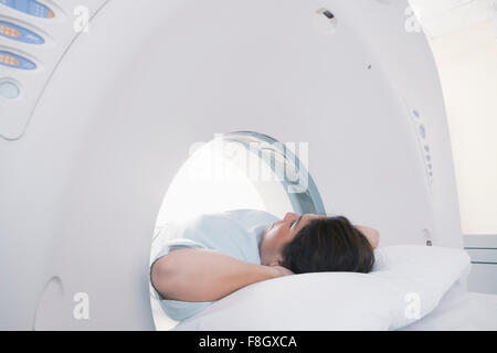 Hispanic Patienten im MRT-Gerät Stockfoto