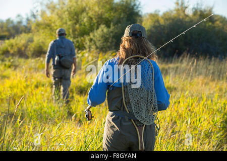 Kaukasische paar mit Fanggeräten im Feld Stockfoto