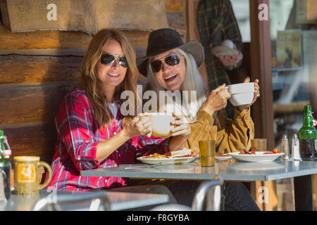 Kaukasischen Frauen trinken Kaffee im café Stockfoto