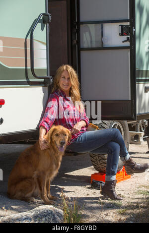 Kaukasische Frau Petting Hund Trailer Stockfoto