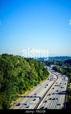 Luftaufnahme von Mount Rainier und Autobahn, Seattle, Washington, Vereinigte Staaten von Amerika Stockfoto