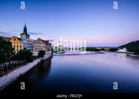 Blauer Himmel über Prag Waterfront, Tschechische Republik Stockfoto