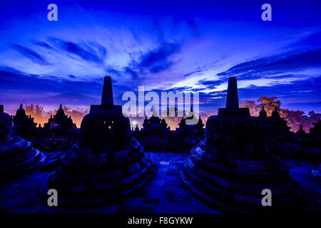 Silhouette der Denkmäler in Borobudur, Jawa Tengah, Indonesia