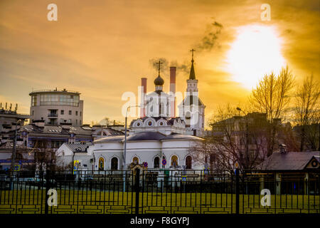 Kirche das Fest des Kreuzes auf die saubere Schlucht gegenübergestellt Schornsteine eines Kraftwerks in Moskau, Russland Stockfoto