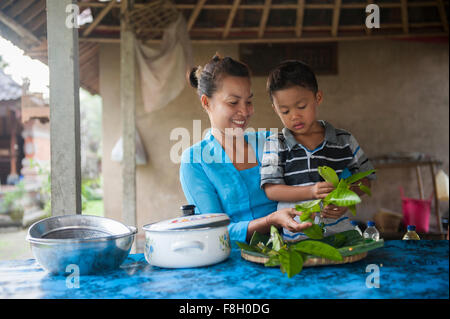 Asiatische Mutter und Sohn Kochen in Outdoor-Küche Stockfoto