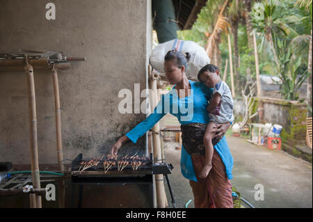 Asiatische Mutter und Sohn Kochen am Grill im freien Stockfoto