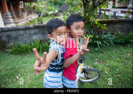 Asiatische Jungs spielen im Hinterhof Stockfoto