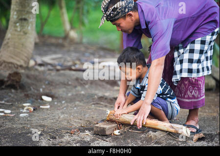 Asiatische Lehre Vater Sohn traditionelle Holzschnitzerei Stockfoto