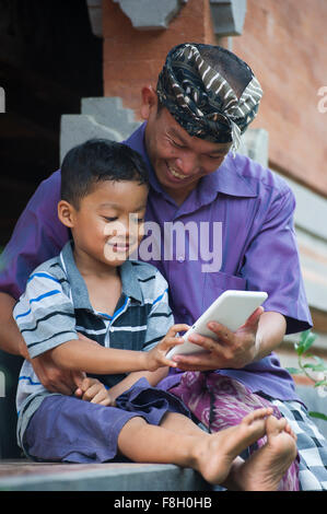 Asiatischen Vater und Sohn mit Handy im freien Stockfoto