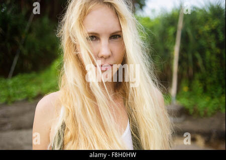 Ernsthafte kaukasischen Frau am Strand Stockfoto