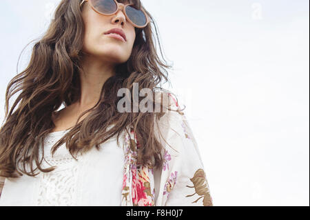 Niedrigen Winkel Ansicht des kaukasischen Frau mit Sonnenbrille im freien Stockfoto