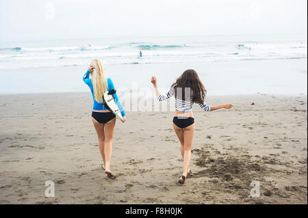 Kaukasischen Frauen zu Fuß am Strand Stockfoto