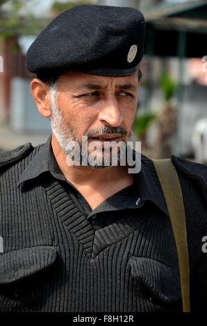 Porträt von Pathan Polizist im grauen Pullover und Polizei Hut Peshawar Pakistan Stockfoto